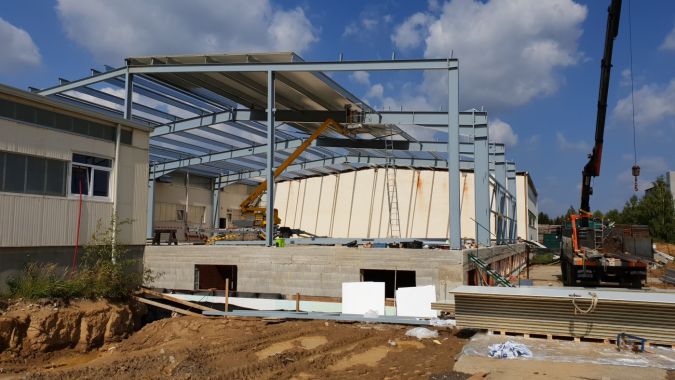 Začíná montáž haly Lakovny