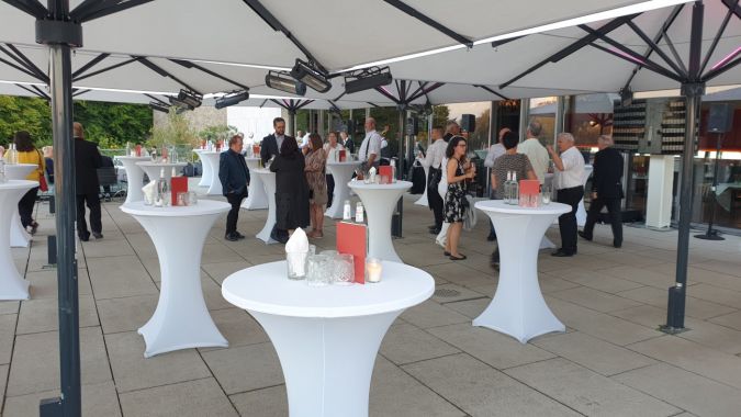 Se zákazníky ve vyhlídkové restauraci nad Salzburkem