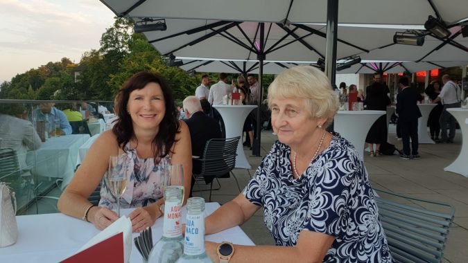 Se zákazníky ve vyhlídkové restauraci nad Salzburkem