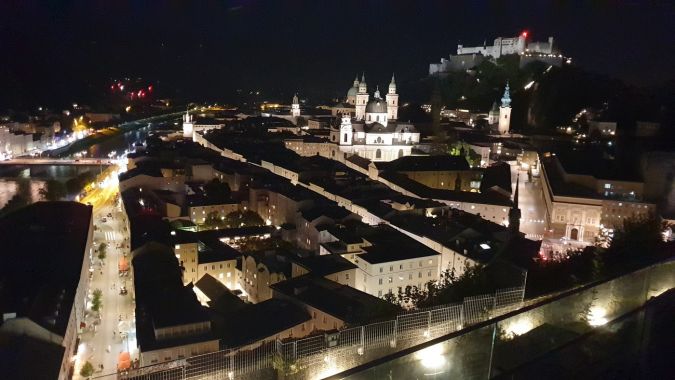 Noční pohled na Salzburk